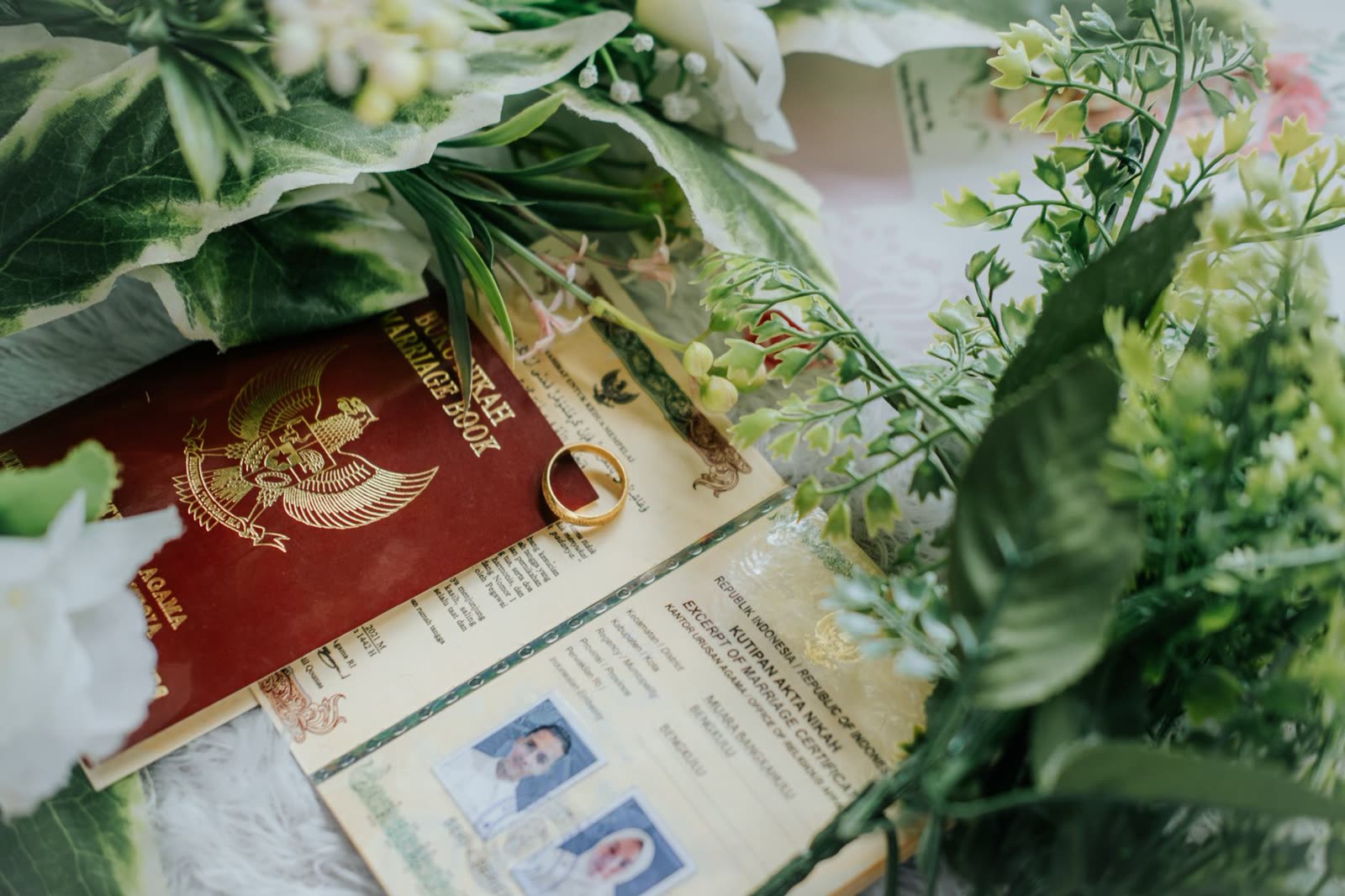 Documentos y pasaportes sobre una mesa de madera