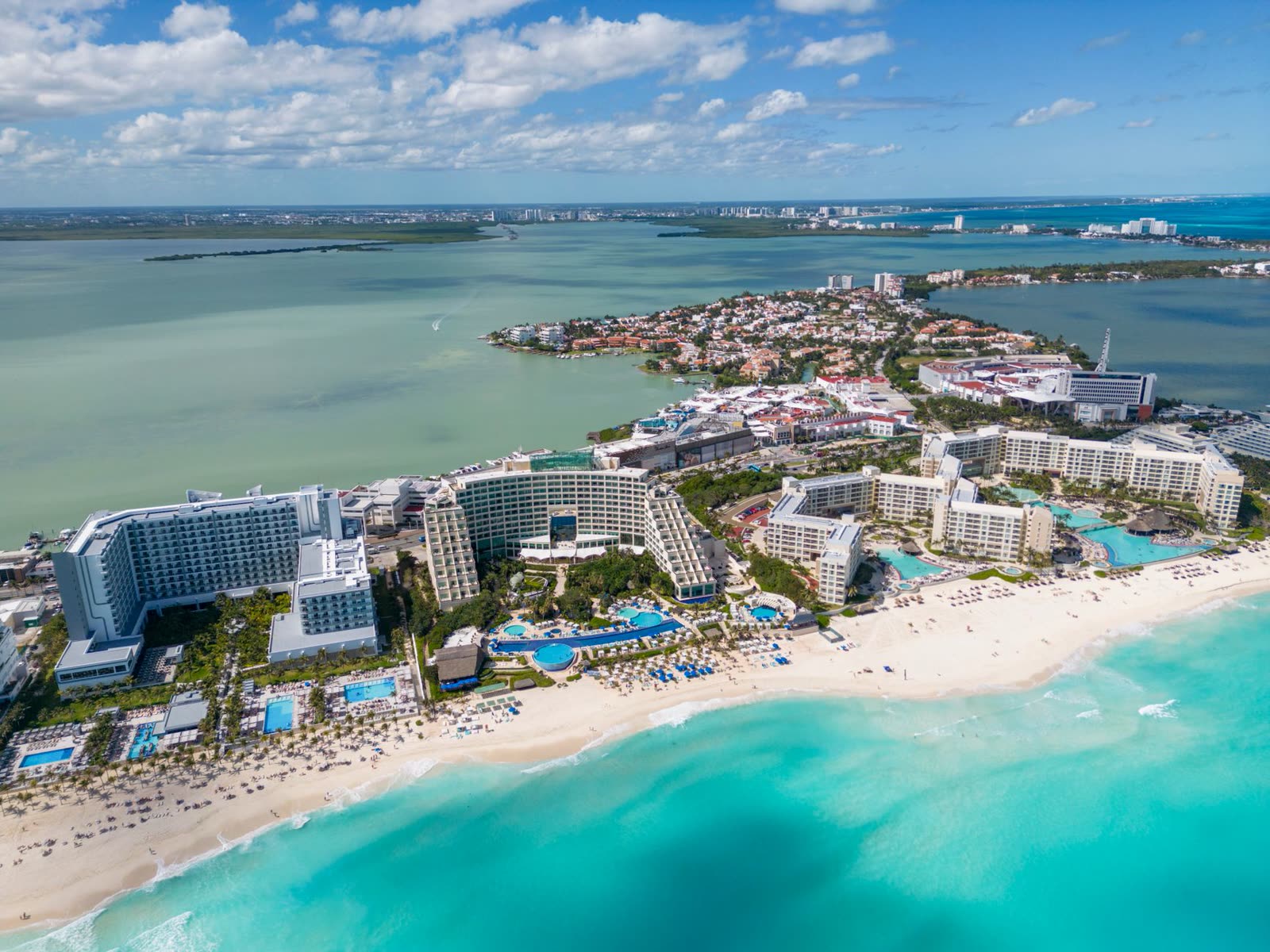 Vista aérea de la costa de Cancún, cerca de nuestra oficina