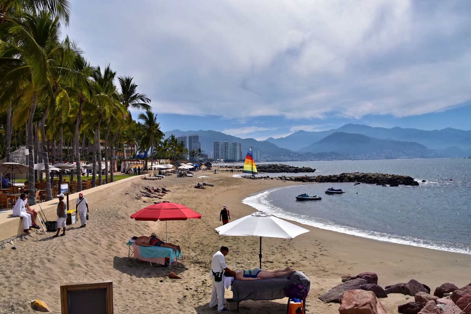 Playa de bahía en Puerto Vallarta con la sierra al fondo
