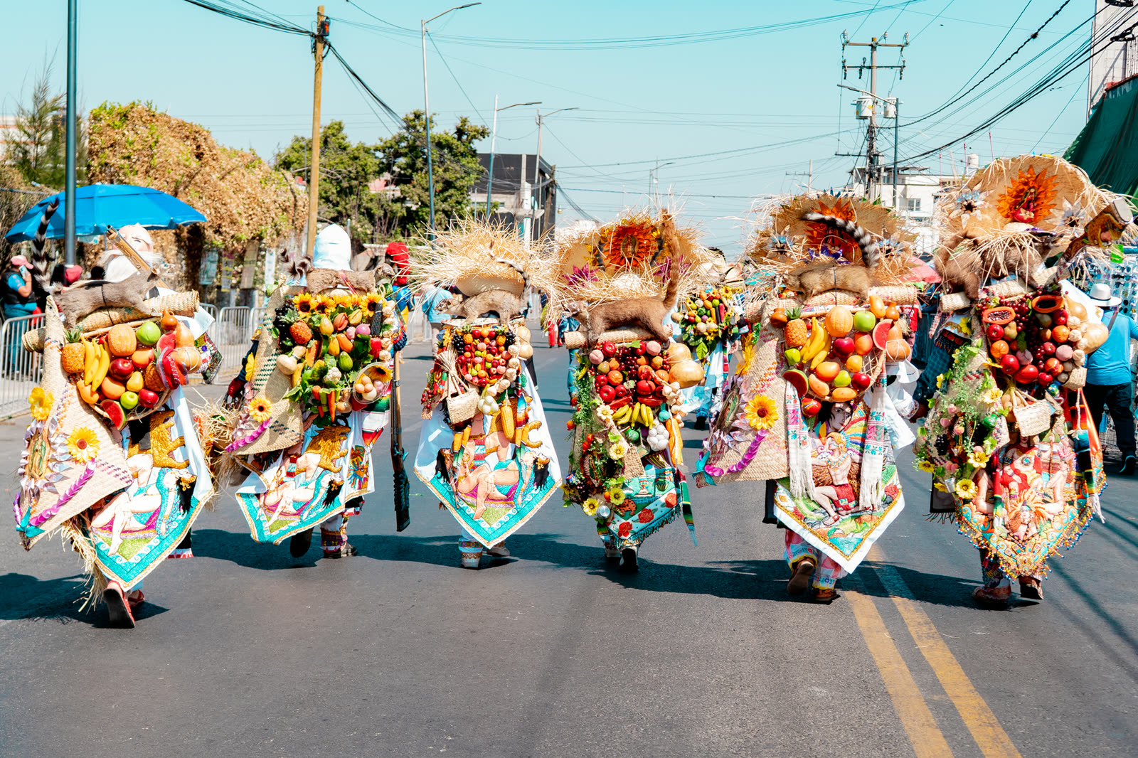 Callejoneada con mojigangas y comparsa festiva