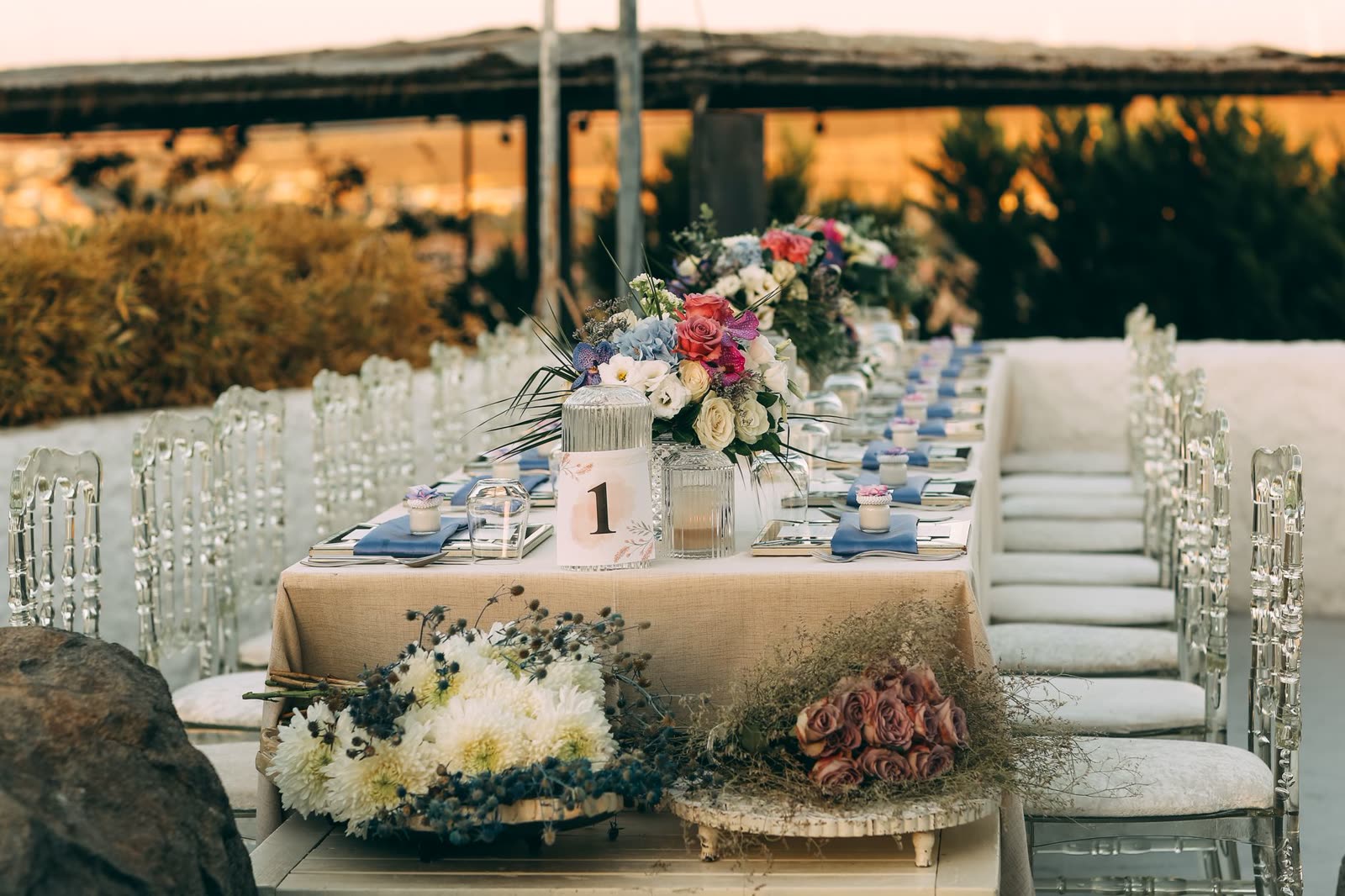 Montaje de mesa larga para la recepción en la playa