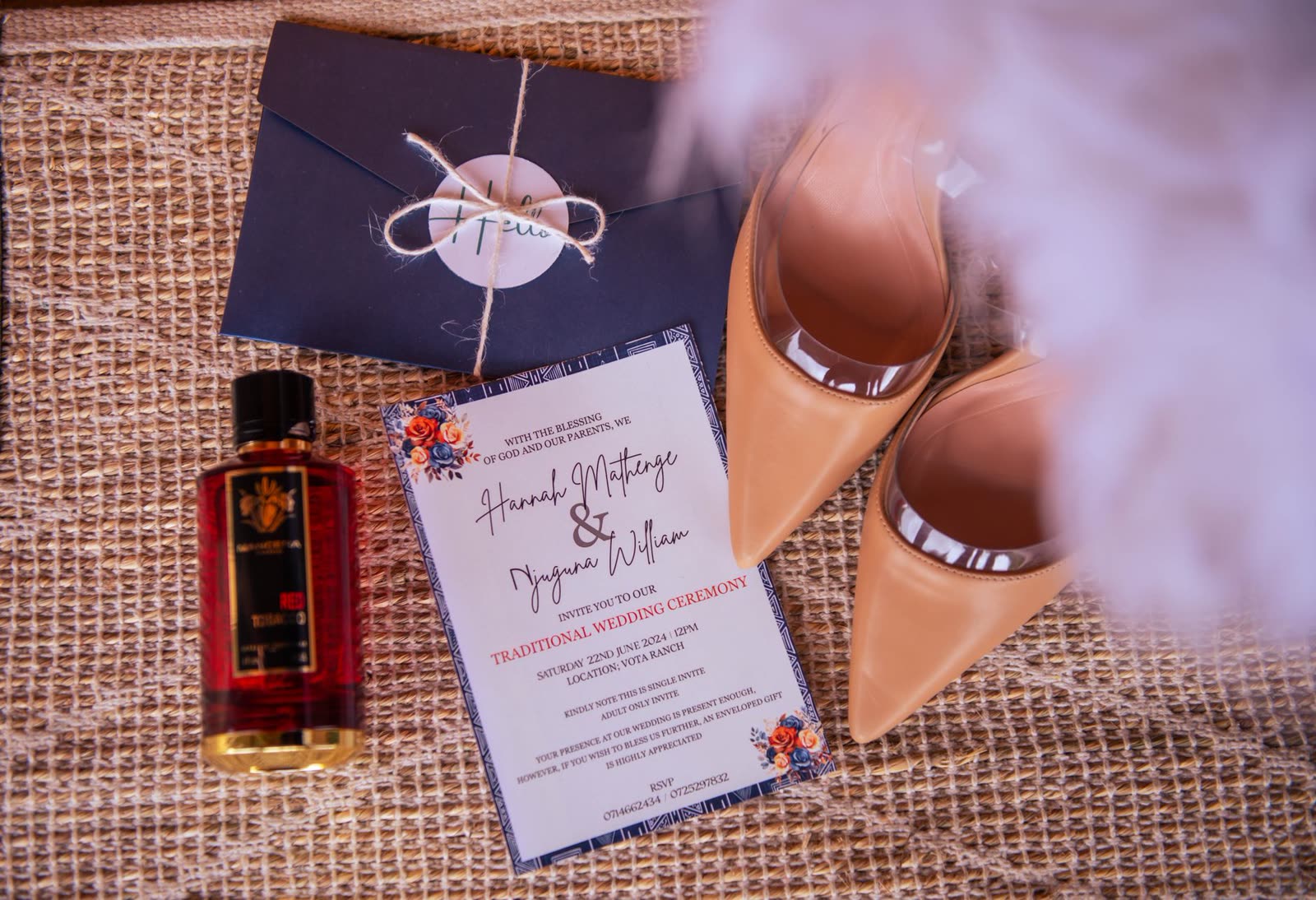 Flat lay de papelería de boda sobre la mesa