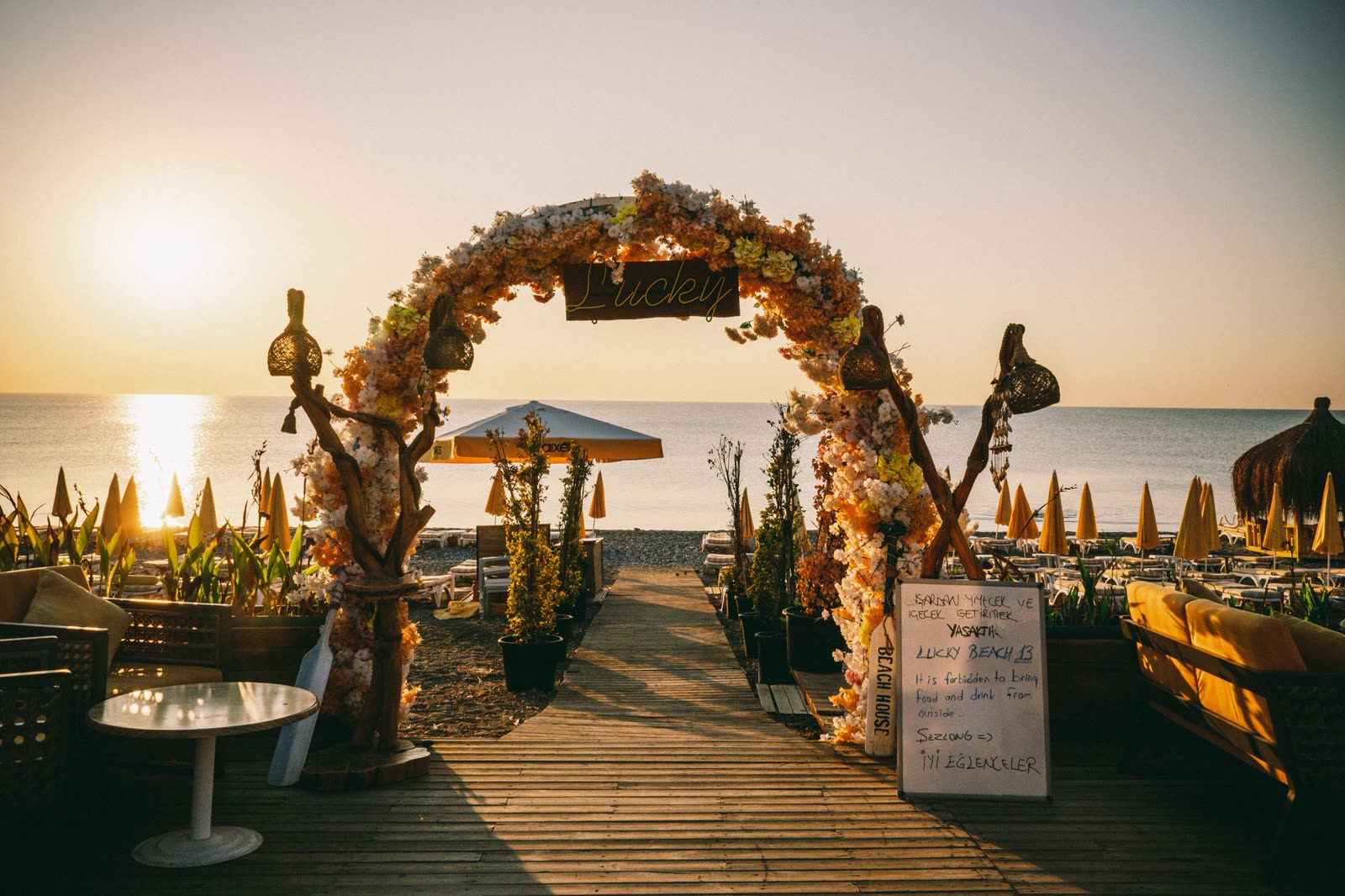 Arco floral tropical montado en la playa