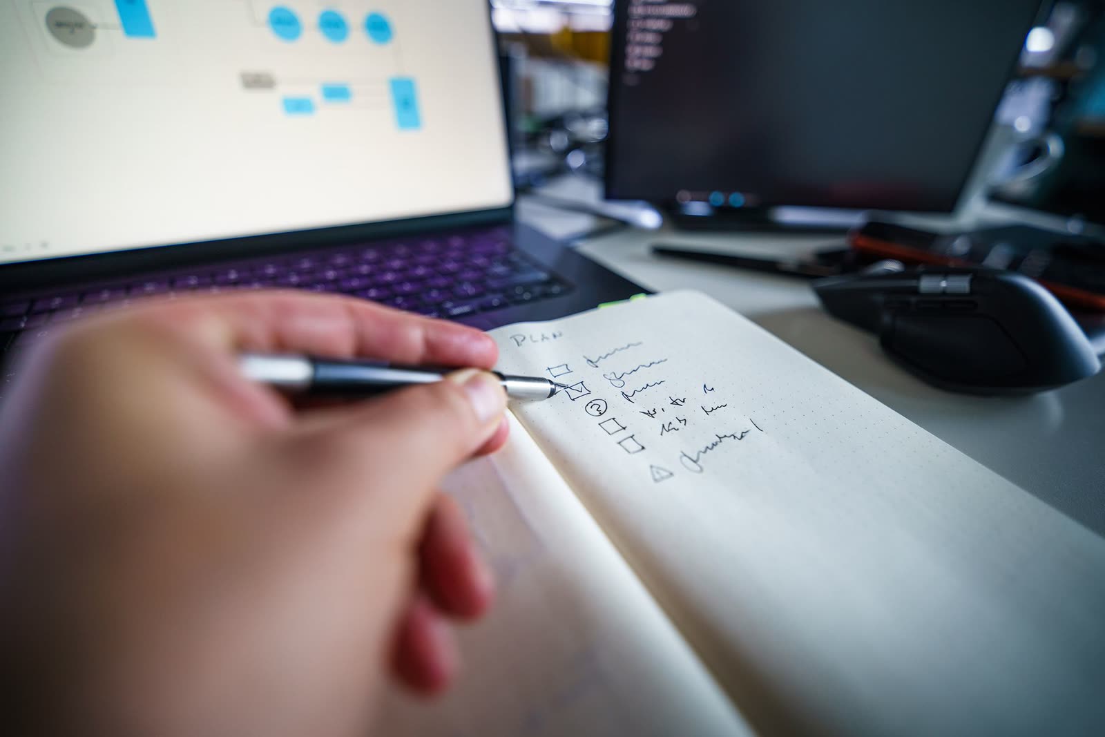 Cuaderno de planeación con checklist sobre un escritorio