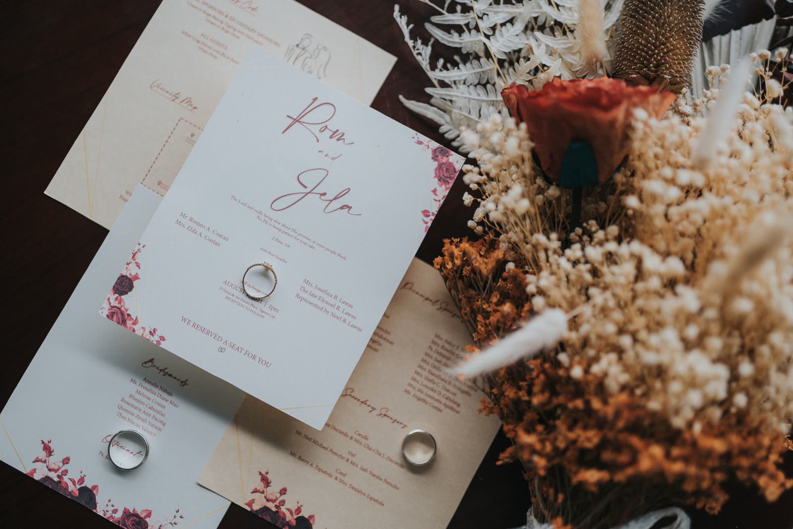 Invitación de boda digital mostrada en una pantalla