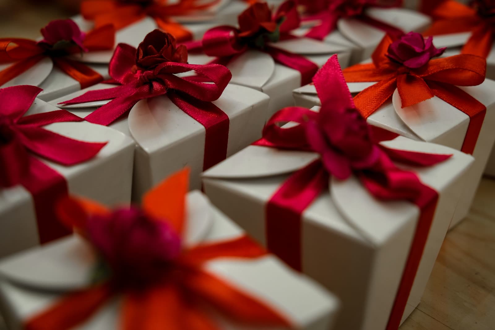 Caja de bienvenida abierta con detalles para invitados